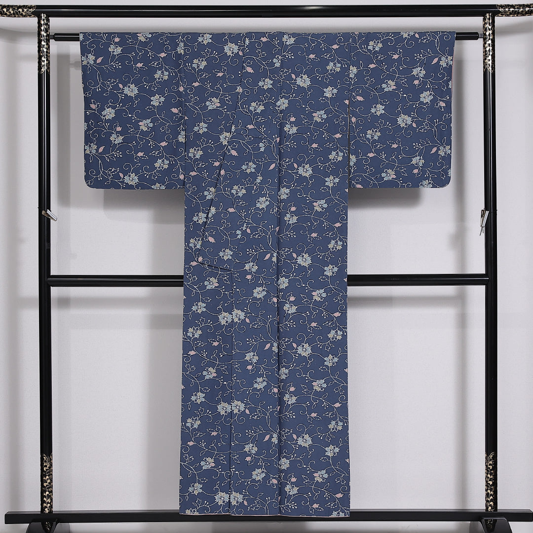紬 袷 身丈152cm 裄丈63cm 正絹 Aランク カジュアル 広衿 Sサイズ 染め紬 唐草華文 青系 RP 1223-03925