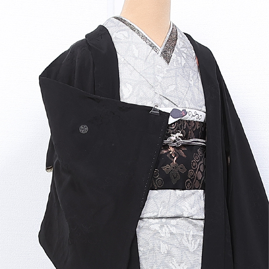 アンティーク 黒羽織 袷 身丈83cm 裄丈62cm 正絹 Aランク 三つ紋 (丸に沢瀉) 紋意匠 (植物柄) Sサイズ 黒系 RP 1233-11130