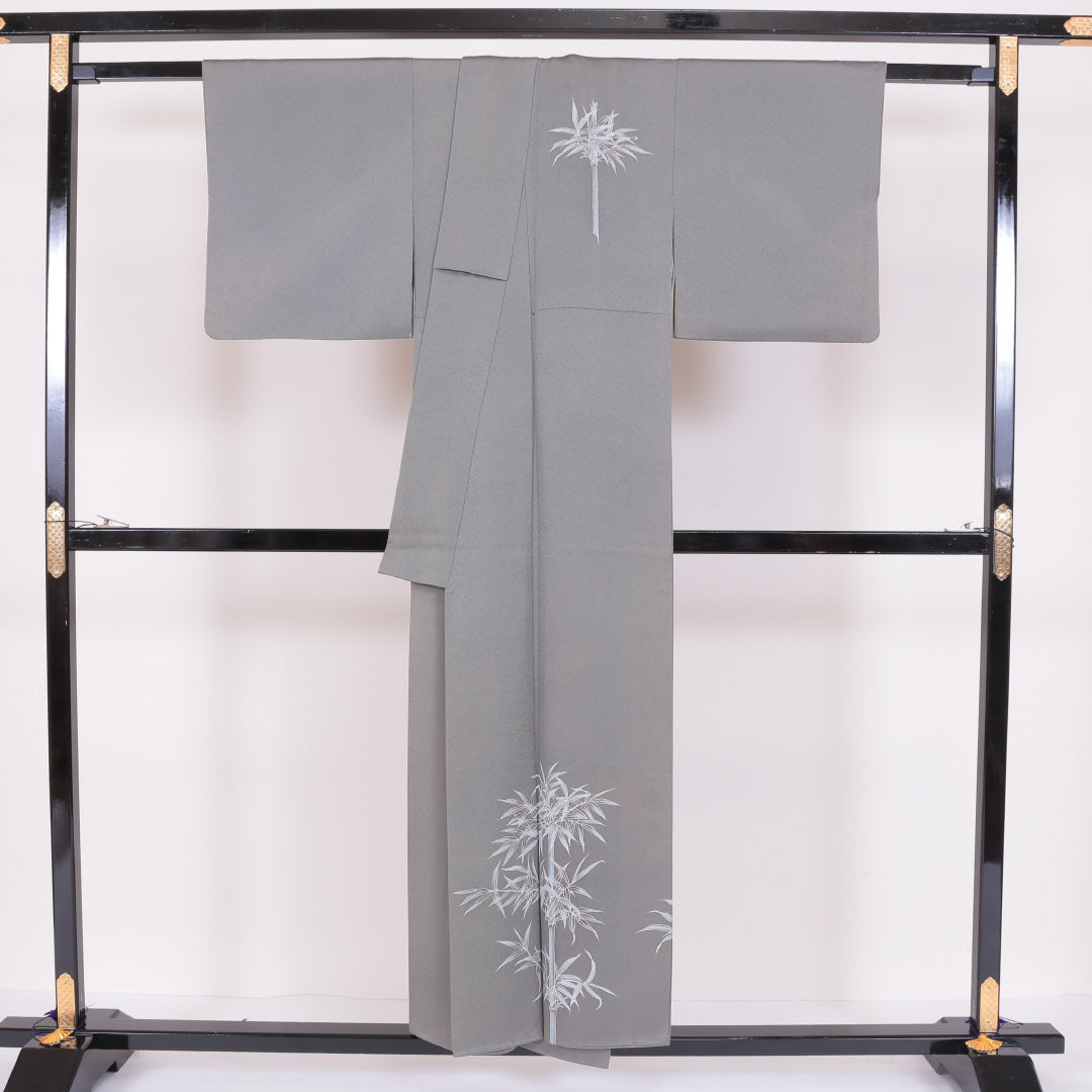 付下げ 袷 身丈151cm 裄丈63cm 正絹 Sランク 一つ紋 (丸に違い鷹の羽) セミフォーマル 広衿 Sサイズ 落款 笹 竹 グレー系 RP 1218-04022