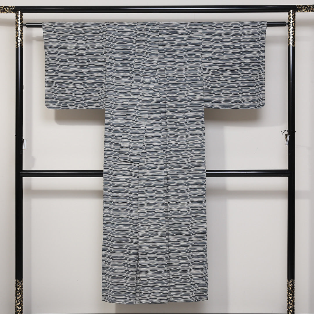小紋 (錦紗) 袷 身丈143cm 裄丈63cm 正絹 Aランク 広衿 XSサイズ よろけ縞 グレー系 HP 1221-01678