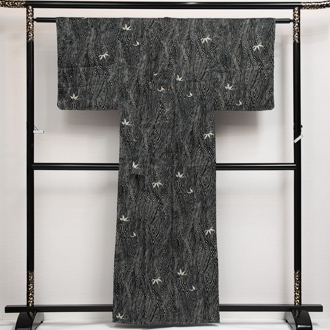 未使用品 小紋 袷 身丈159cm 裄丈60cm 正絹 Sランク 紋意匠 (梅) インフォーマル バチ衿 Mサイズ しつけ糸 笹 木目柄 黒系 RP 1221-14012