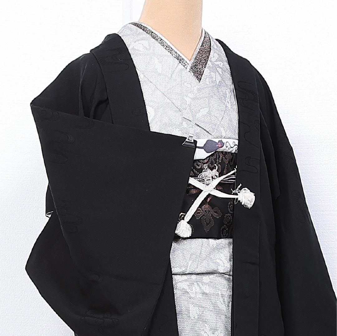 黒羽織 袷 身丈78cm 裄丈63cm 正絹 Sランク 一つ紋 (三つ葉葵) セミフォーマル Sサイズ 紐あり 無地 黒系 RP 1233-11124