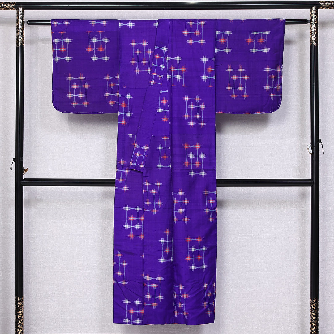 アンティーク 銘仙の着物 袷 身丈145cm 裄丈62cm 正絹 Aランク バチ衿 XSサイズ 幾何学柄 紫系 RP 1223-10887