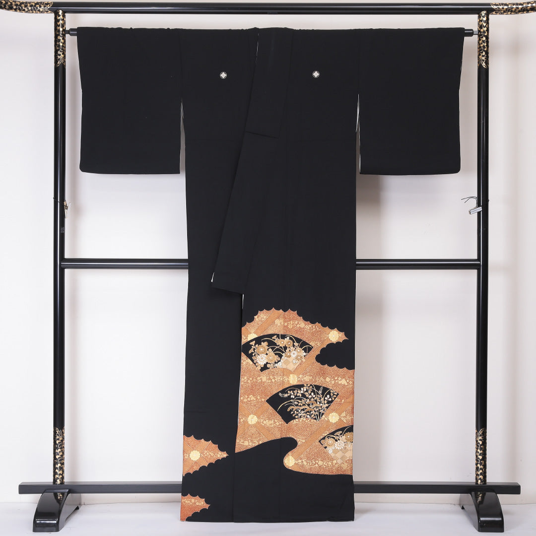 黒留袖 袷 身丈164cm 裄67cm 正絹 五つ紋 比翼仕立て 丸に四ツ目菱 檜扇 道長取り 菊 黒系 Aランク 1211-00109