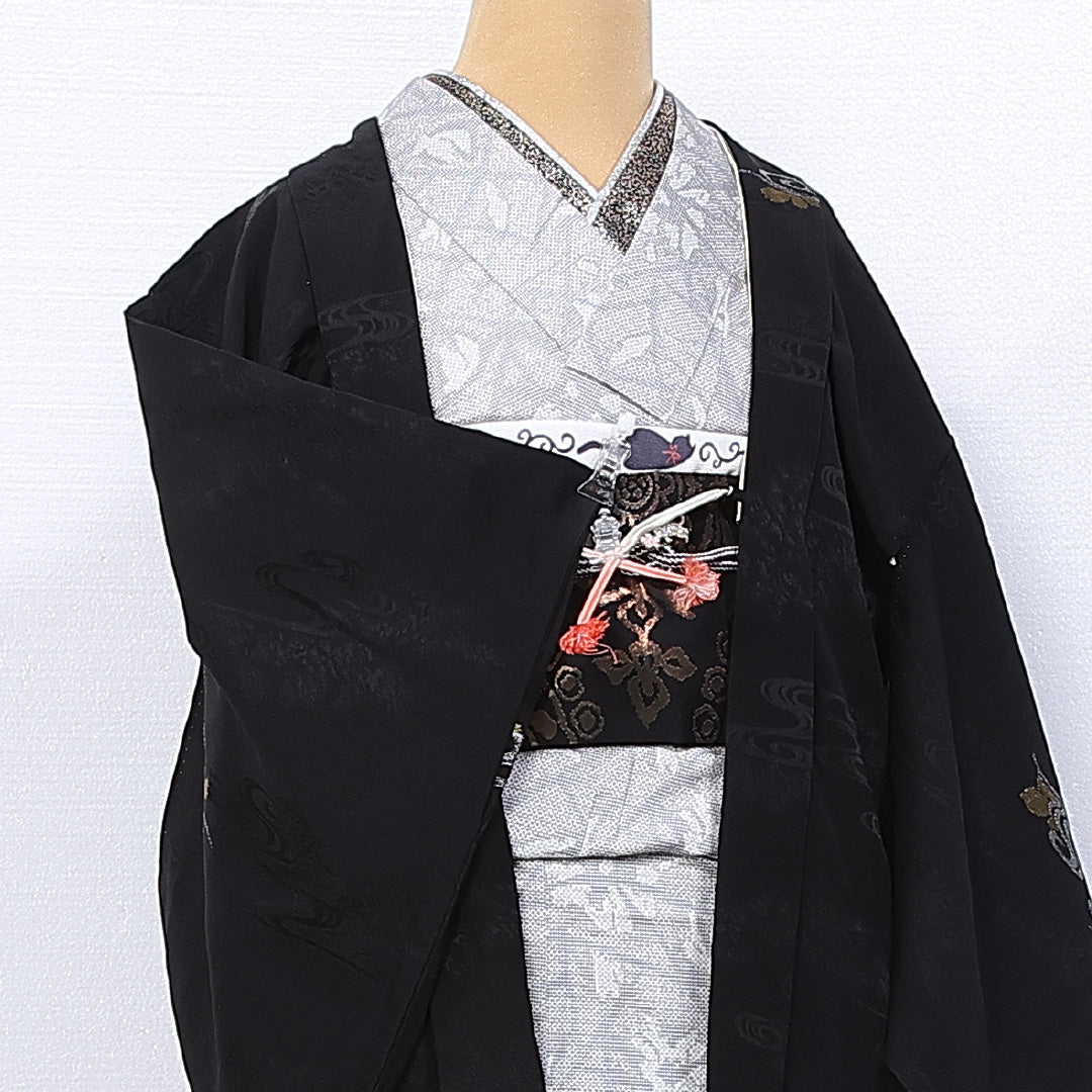 黒羽織 袷 身丈76cm 裄丈62cm 正絹 Sランク 一つ紋 (丸に橘) セミフォーマル Sサイズ 織り出し 漆糸 紐あり 観世水 黒系 M4 1233-11071
