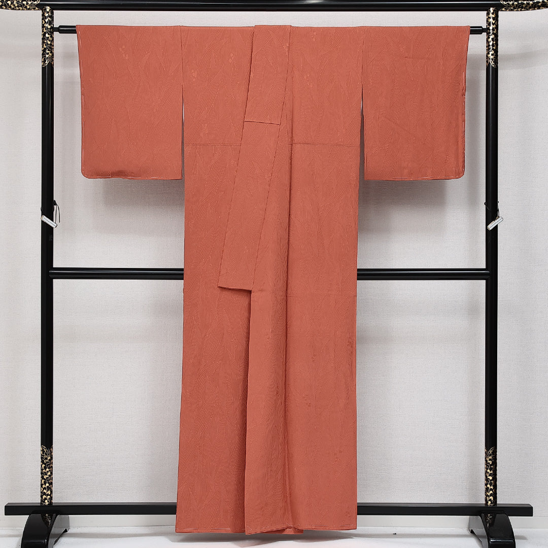 未使用品 色無地 袷 身丈156cm 裄丈64cm 正絹 Nランク 一つ紋 (向かい蝶) 紋意匠 (植物柄) セミフォーマル 広衿 Mサイズ しつけ糸 朱系 M4 1219-14211