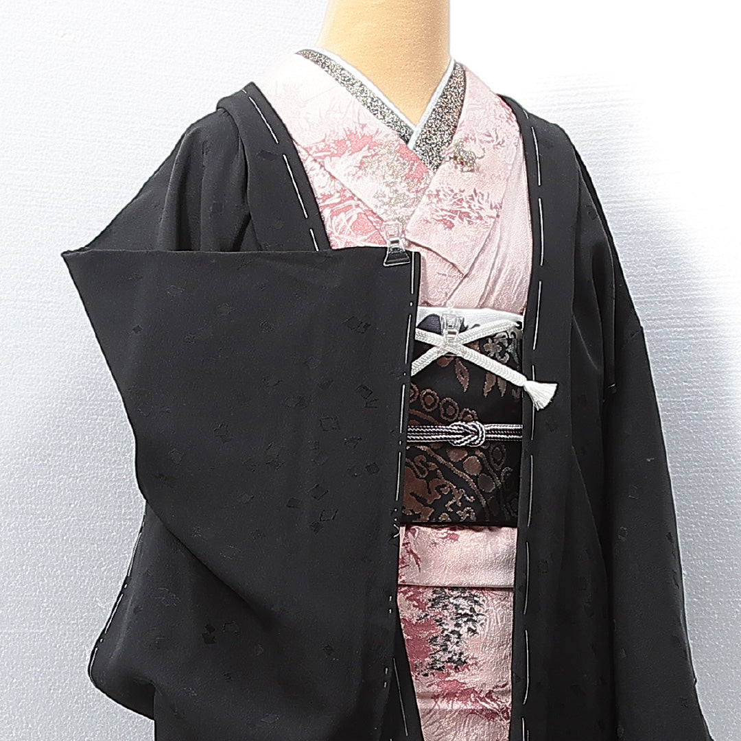 未使用品 黒羽織 袷 身丈80cm 裄丈64cm 正絹 Nランク 一つ紋 (蔦) 紋意匠 (銀杏) セミフォーマル Mサイズ 紐あり 証紙 しつけ糸 黒系 RP 1233-14676