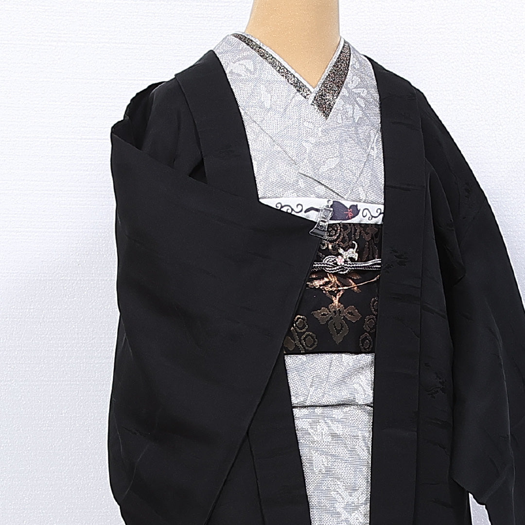 黒羽織 袷 身丈71cm 裄丈63cm 正絹 Aランク 一つ紋 (丸に揚羽蝶) 紋意匠 (創作柄) セミフォーマル Sサイズ 織り出し 紐あり 黒系 RP 1233-11084