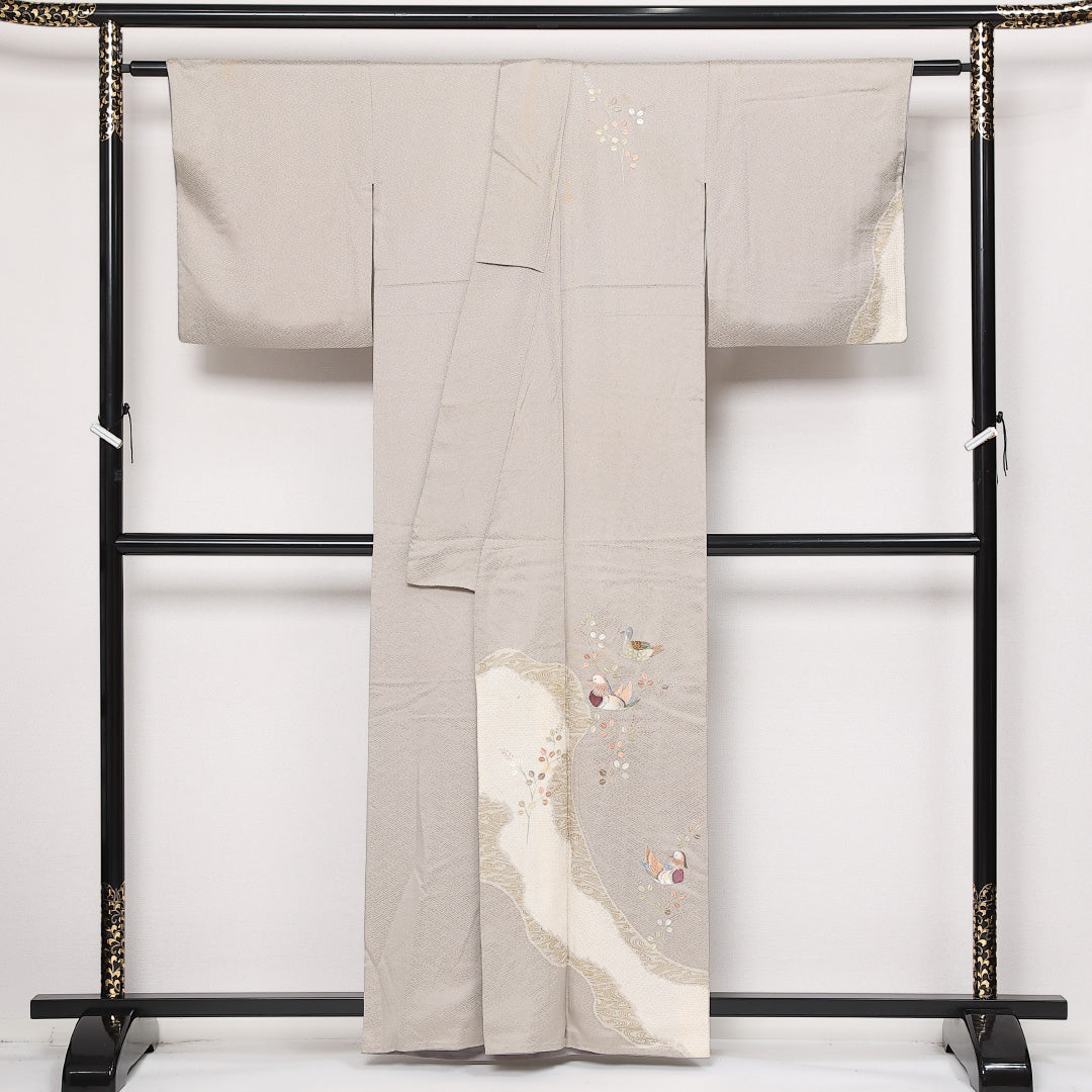 訪問着 袷 身丈149cm 裄丈62cm Cランク 正絹 広衿 XSサイズ 一つ紋(丸に木瓜) セミフォーマル 蘇州刺繍 銀駒刺繍 鴛鴦 上品 落ち着き ベージュ系 1212-13599