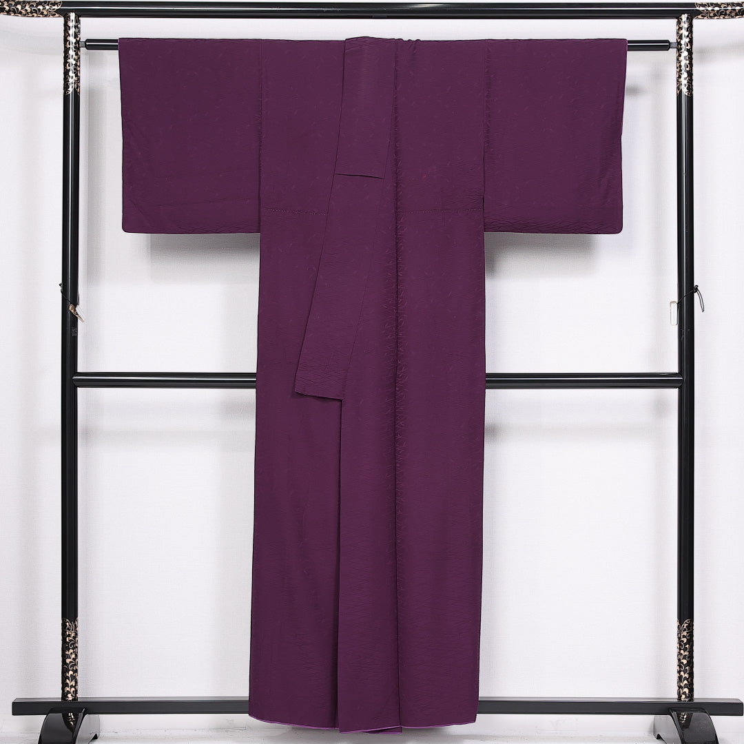 色無地 袷 身丈153cm 裄丈63cm 正絹 Aランク 一つ紋 (五三桐) 紋意匠 (創作柄) セミフォーマル 広衿 Sサイズ 紫系 RP 1219-10355