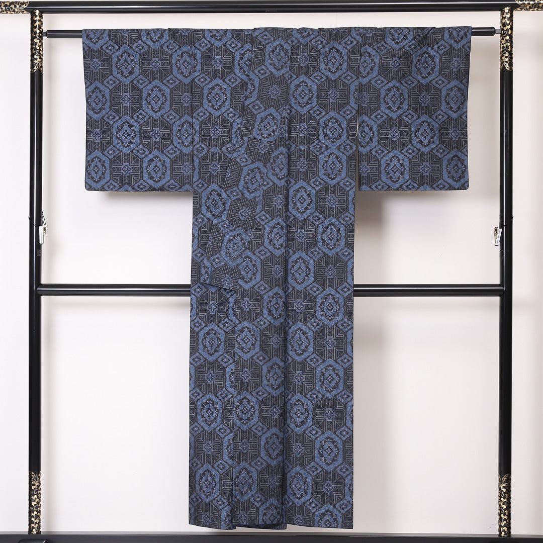 村山大島紬 袷 身丈148cm 裄62.5cm 正絹 黒系 Aランク 亀甲 証紙 1216-00812-3110