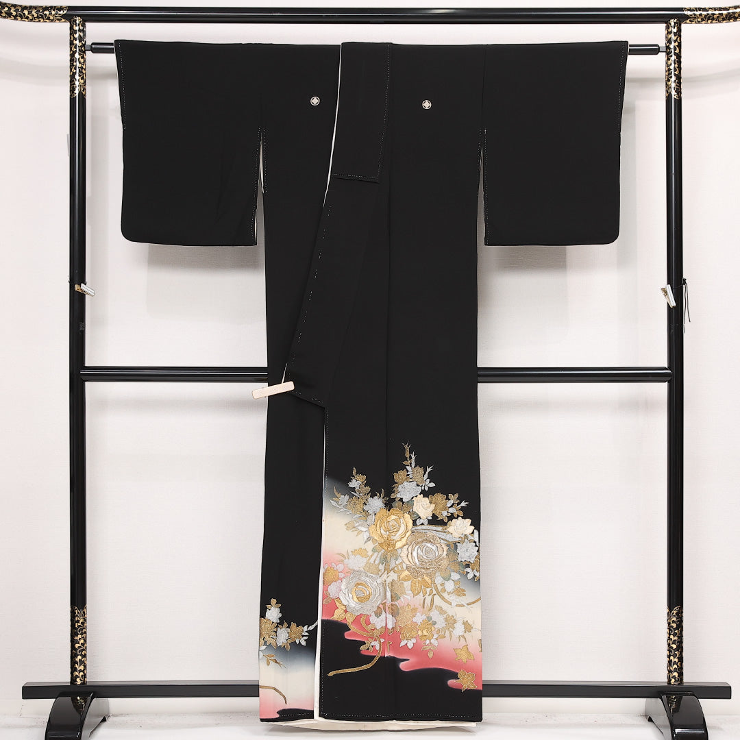 黒留袖 五つ紋 四ツ目菱 身丈158cm 裄丈64.5cm Aランク 正絹 袷 比翼 広衿 M 刺繍 金箔 薔薇 フォーマル 華やか 存在感 黒系 1211-F0577