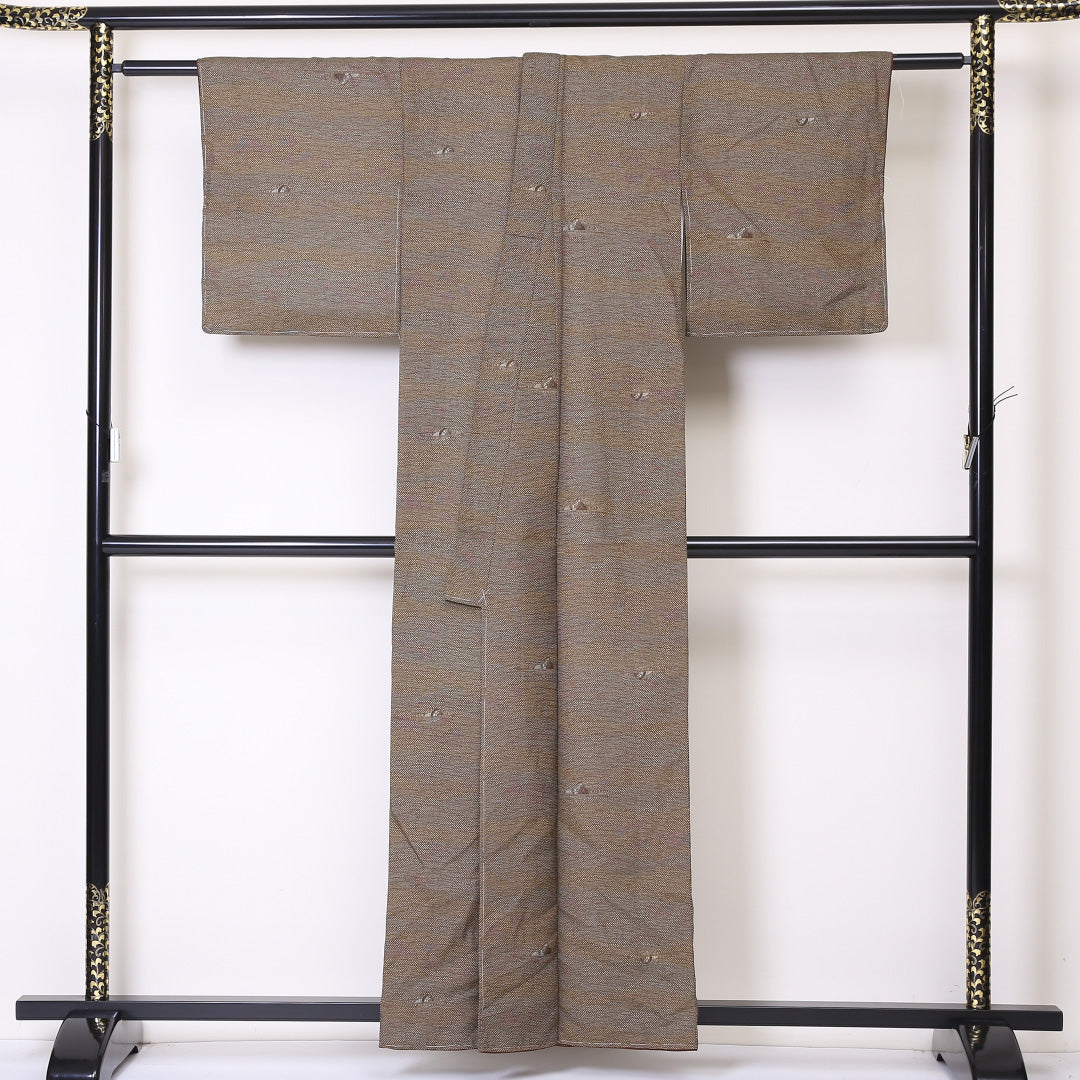 未使用品 真綿紬 袷 身丈157cm 裄丈61cm 正絹 Sランク カジュアル バチ衿 Mサイズ ぼかし染 しつけ糸 石庭 茶系 PO 1223-03286