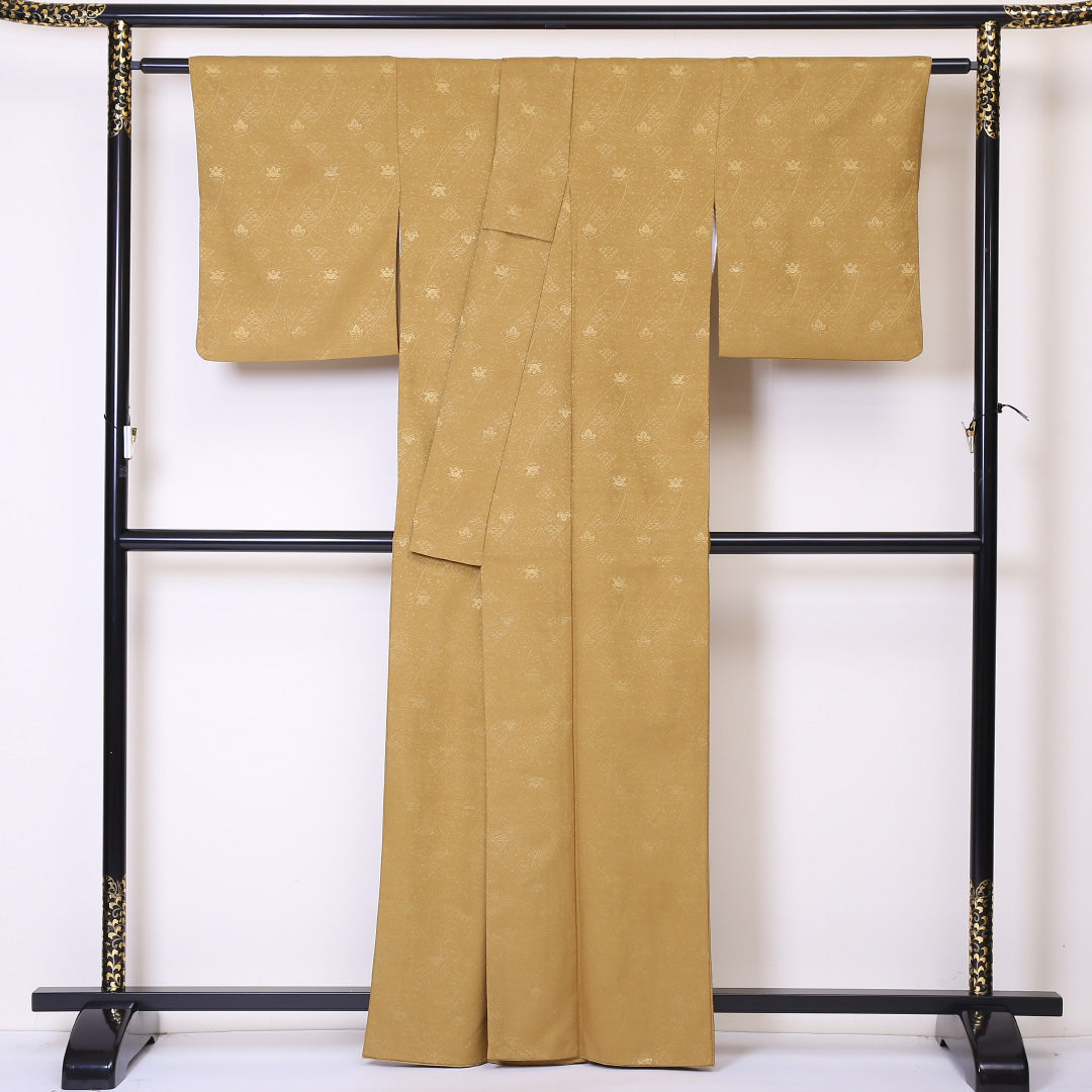 色無地 袷 身丈162cm 裄66.5cm 地紋あり ポリエステル 黄系 Sランク 吉祥文様 1214-00378-2423