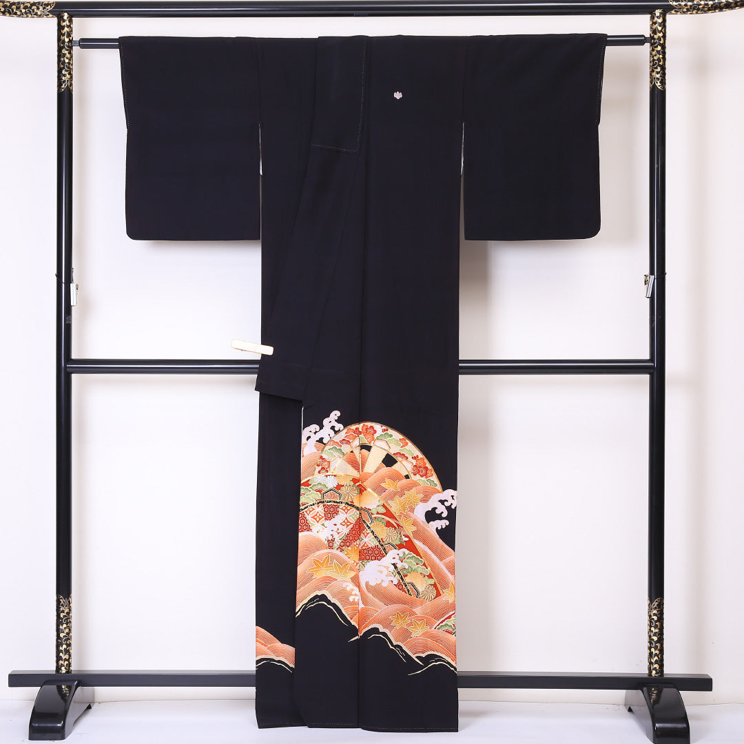 黒留袖 袷 身丈164cm 裄64cm Bランク 五つ紋 正絹 広衿 比翼仕立て 源氏車 吉祥文様 金駒刺繡 五三桐 黒系 1211-00103