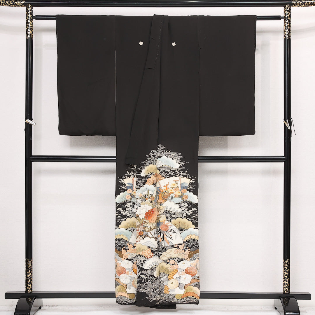 アンティーク 黒留袖 五つ紋 蔦 身丈156cm 裄丈64cm Cランク 正絹 袷 広衿 M 牡丹 松 古典的 華やか 黒系 1211-F0581
