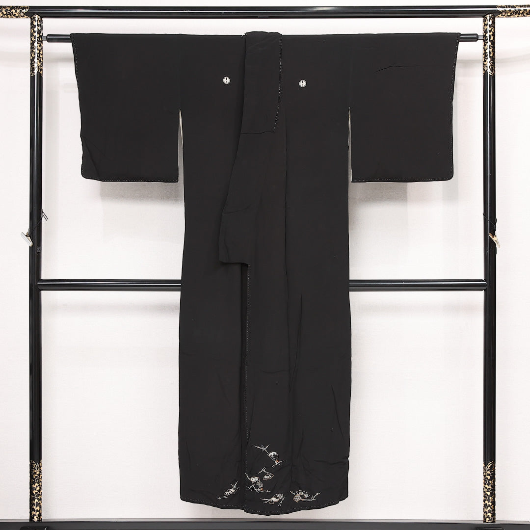 アンティーク 黒留袖 五つ紋 身丈146cm 裄丈62.5cm Cランク 正絹 袷 広衿 XS 刺繍 菊 古典的 控え目 黒系 1211-F0588