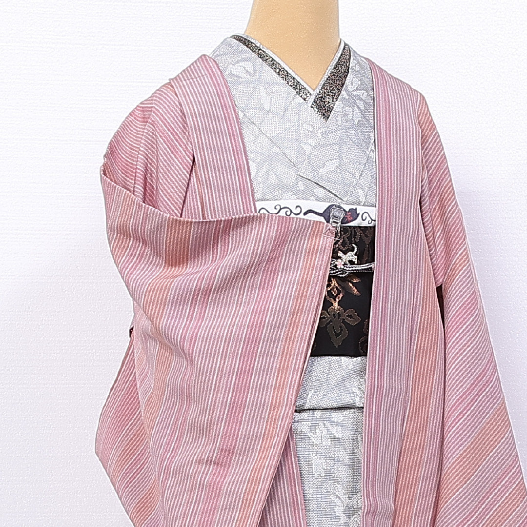 羽織 (ちりめん) 袷 身丈82cm 裄丈65cm 正絹 Aランク カジュアル Mサイズ 縞 ちりめん ピンク系 RP 1232-11095