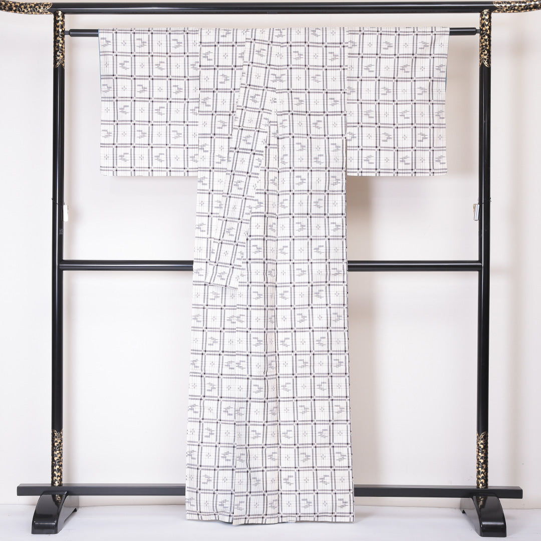 琉球絣の着物 袷 身丈163cm 裄丈63cm 正絹 Aランク カジュアル 広衿 Lサイズ 手織り 証紙 絣 白系 M4 1223-03348