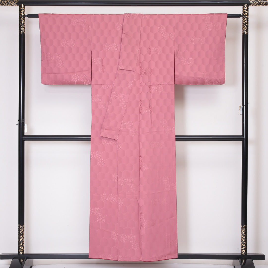 色無地 袷 身丈154cm 裄丈62cm 正絹 Sランク 一つ紋 (蔦) 紋意匠 (亀甲) セミフォーマル 広衿 Sサイズ ピンク系 RP 1219-05242