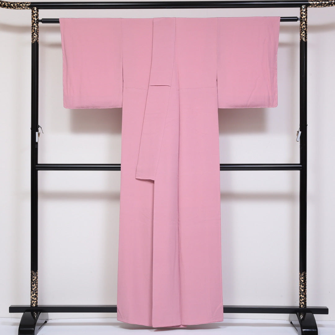 未使用品 色無地 (ちりめん) 袷 身丈161cm 裄丈62cm 正絹 Sランク 一つ紋 (四方瓜に花角) セミフォーマル 広衿 Lサイズ 落款 無地 ちりめん ピンク系 M4 1219-05182