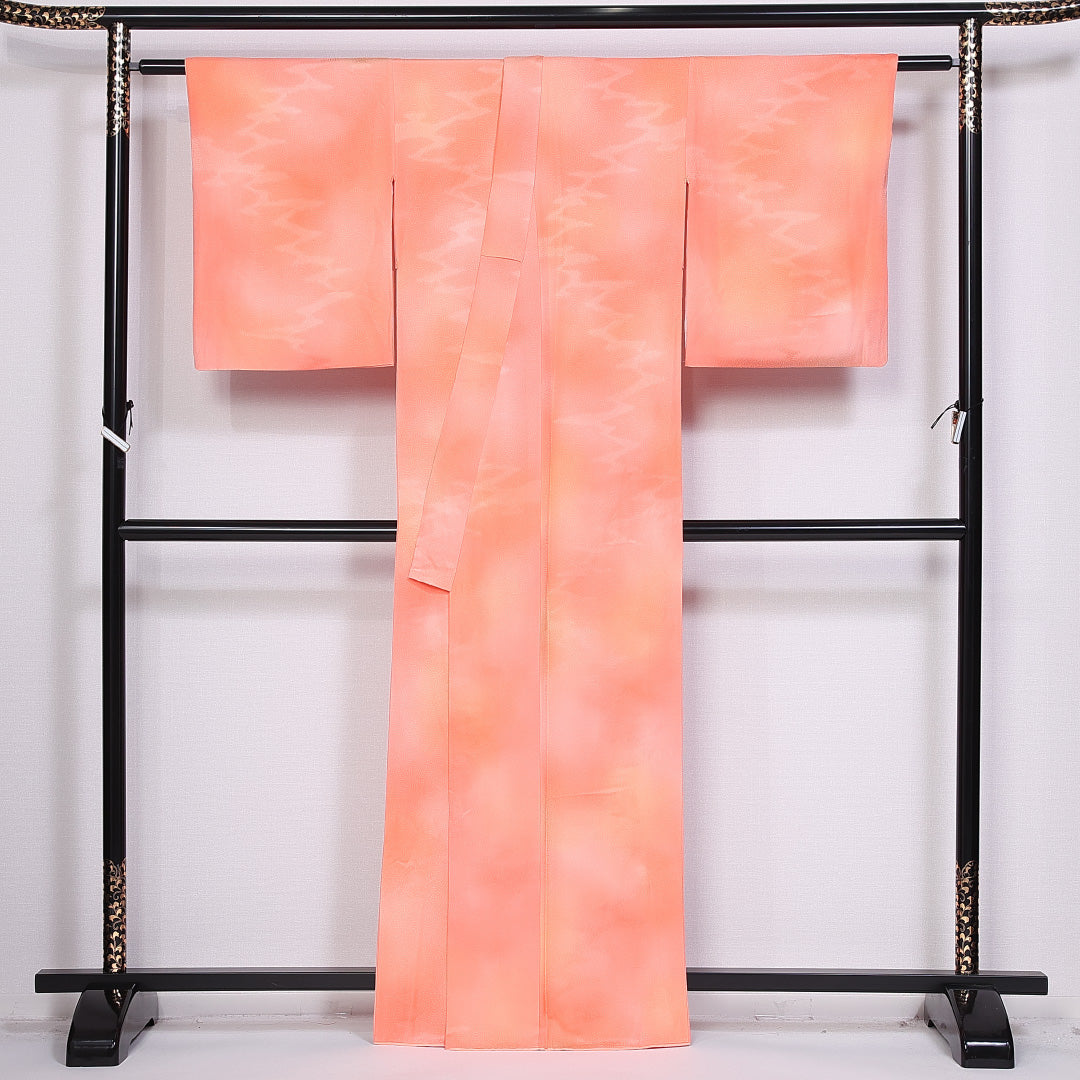 小紋 袷 身丈162cm 裄丈60cm 正絹 Sランク 紋意匠 (渦巻) インフォーマル バチ衿 Lサイズ ぼかし染 幾何学柄 ピンク系 RP 1221-10572