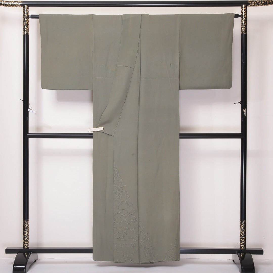 付下げ 袷 身丈159cm 裄68cm 正絹 三つ紋 色無地 相良刺繡 三つ巴 麴塵 Cランク 1212-00634