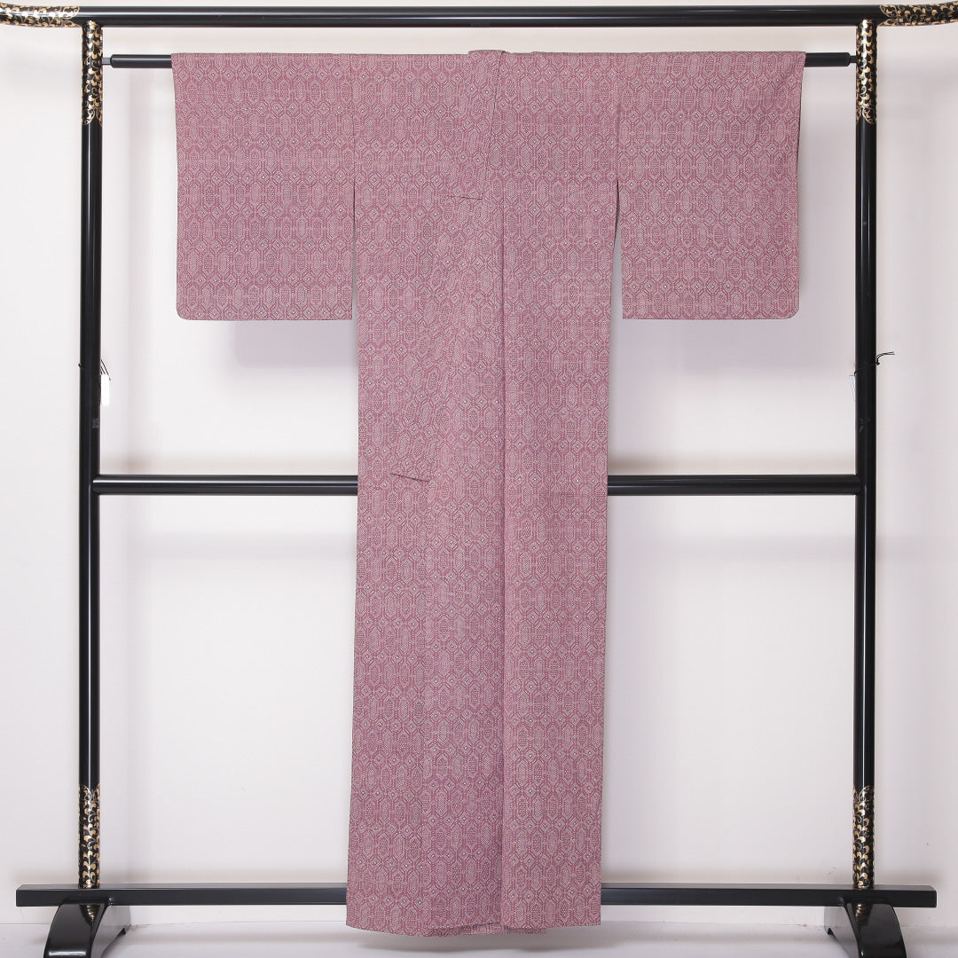 小紋 単衣 身丈158cm 裄64cm 正絹 居敷当て 亀甲 葡萄酒色 ピンク系 ちりめん Aランク 1215-02149