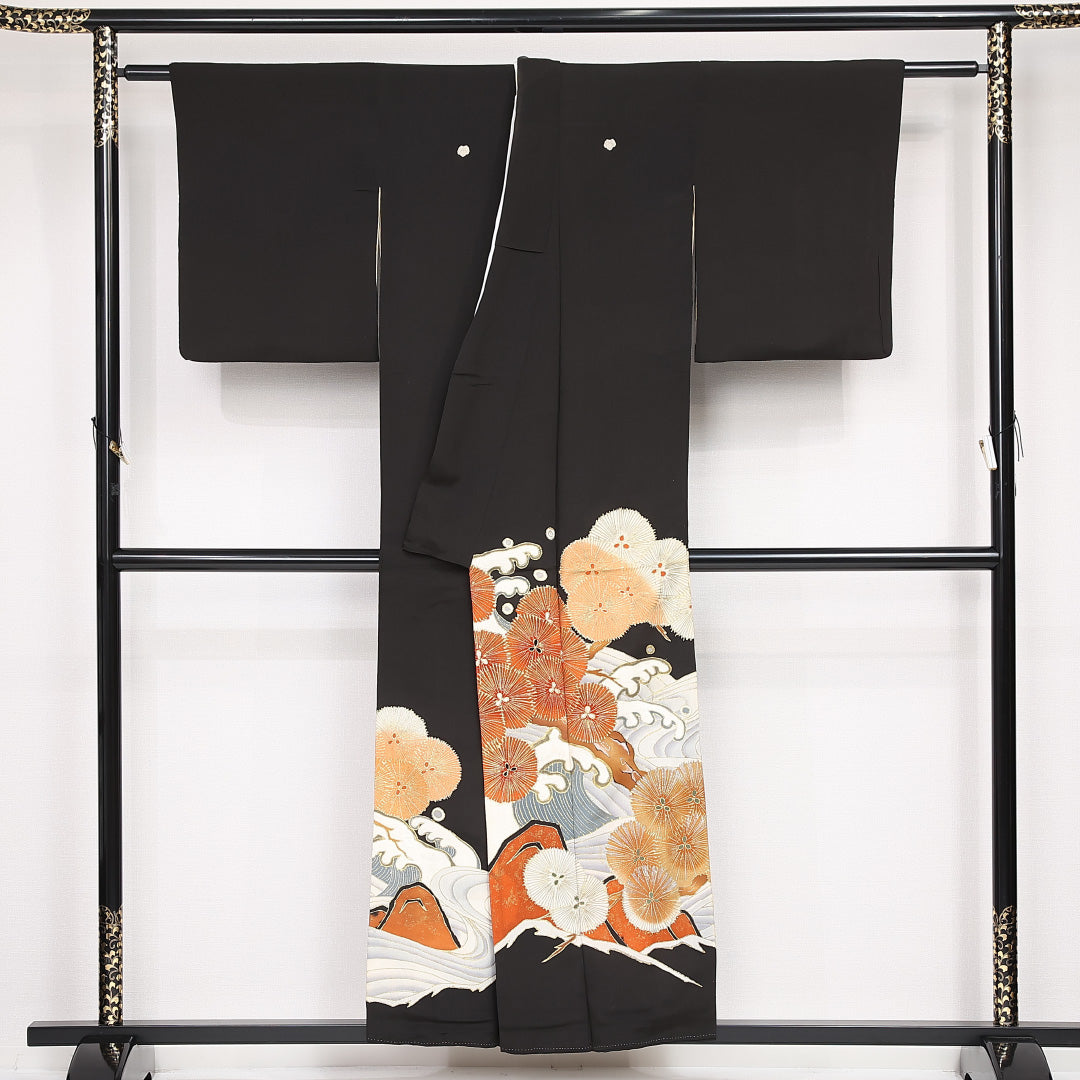 黒留袖 五つ紋 五三桐 身丈154cm 裄丈62cm Aランク 正絹 袷 比翼 広衿 S 波頭 流水 松 フォーマル 古典的 華やか 黒系 1211-F0531