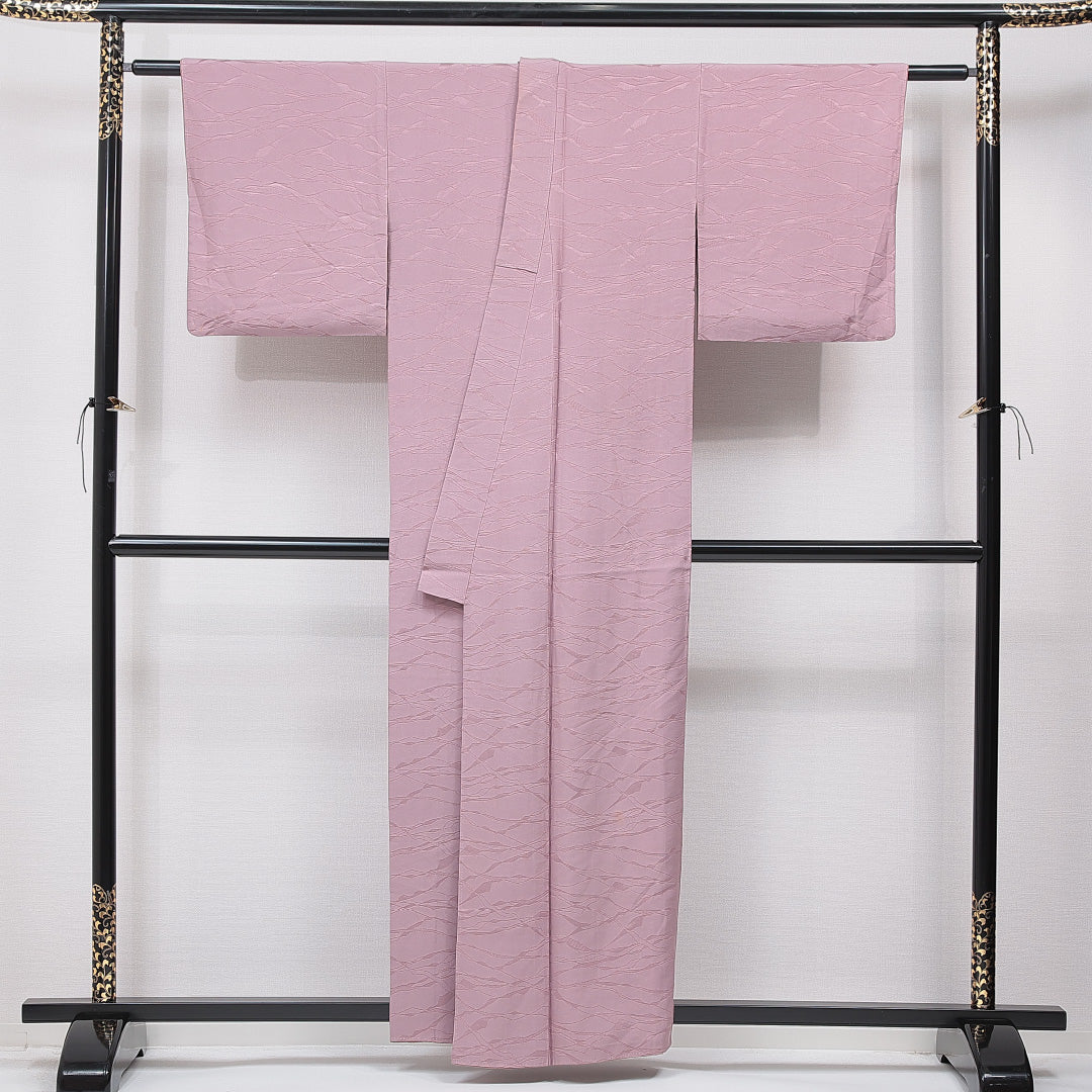 色無地 袷 身丈157cm 裄丈63cm 正絹 Bランク Mサイズ バチ衿 一つ紋(三つ割桔梗) セミフォーマル 紋意匠 創作柄 織り出し ピンク系 1214-15648