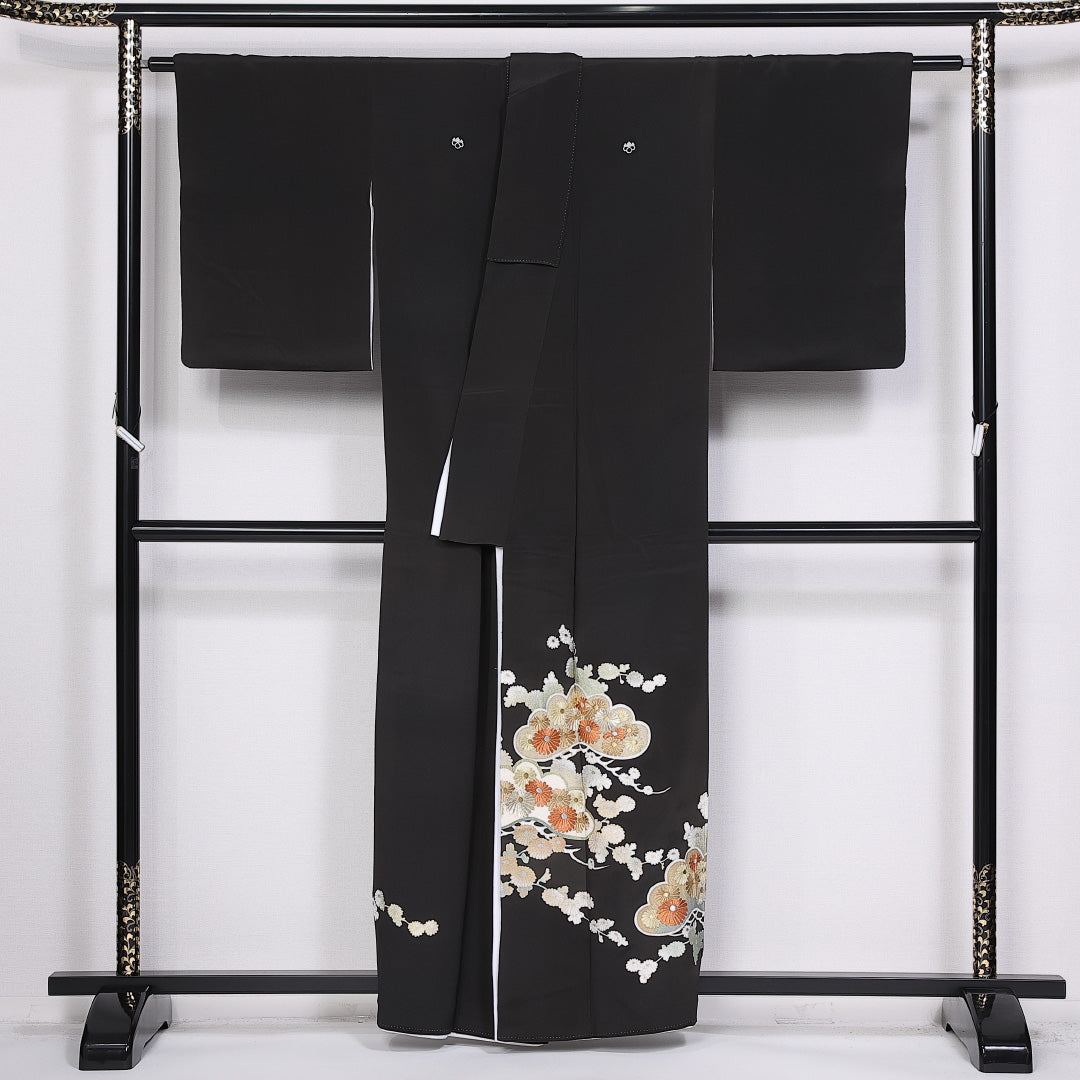 黒留袖 五つ紋 中陰五三桐 身丈158cm 裄丈62.5cm Aランク 正絹 袷 比翼 広衿 M 刺繍 菊 松 フォーマル 黒系 1211-F0327