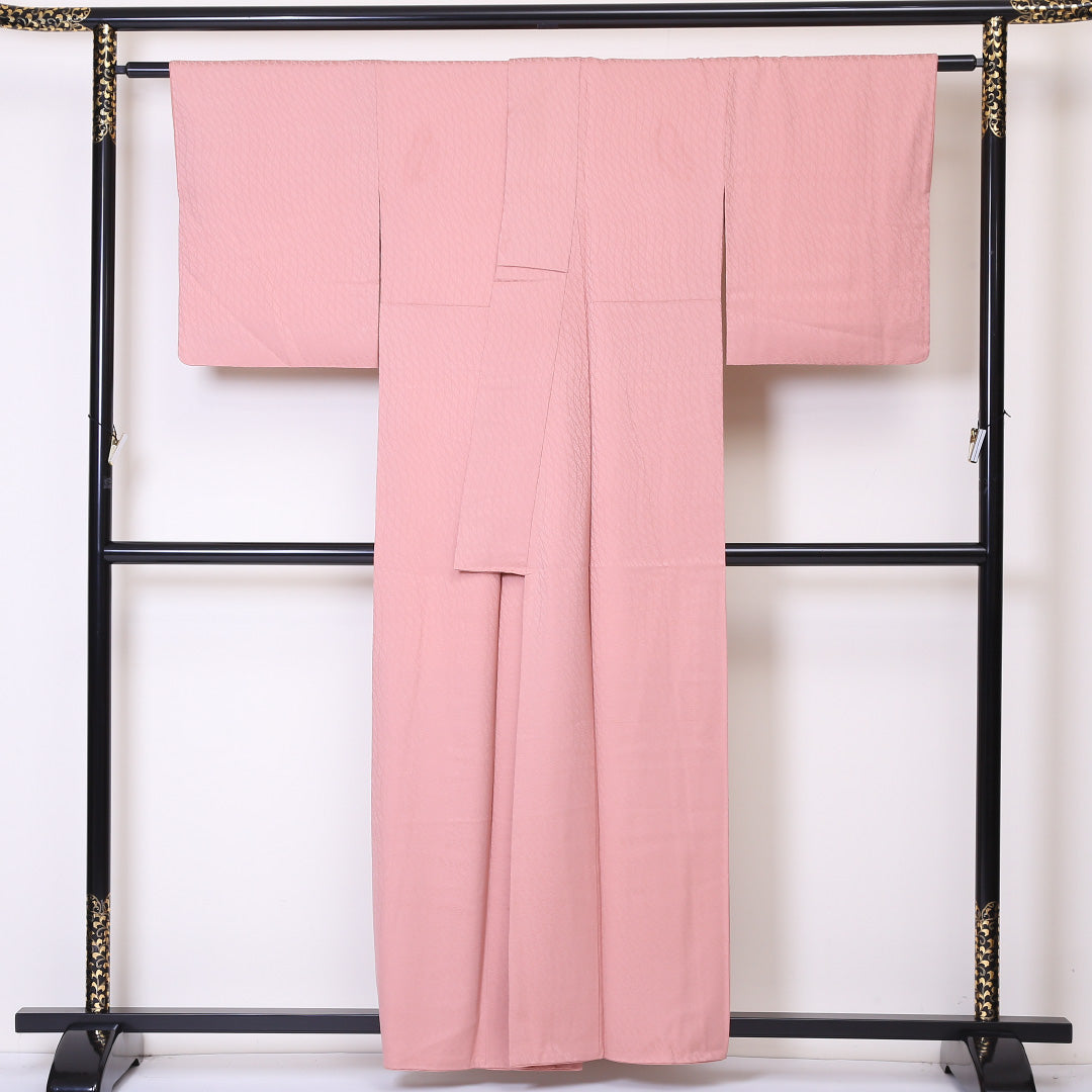 色無地 袷 身丈159cm 裄65cm 一つ紋 地紋あり 正絹 ピンク系 Bランク 五三桐 斜め格子 一つ紋 1214-00381-4313