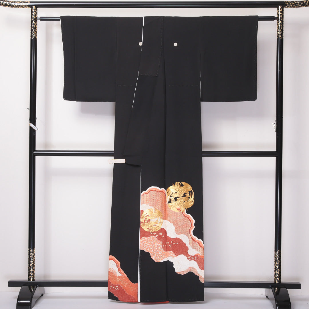 黒留袖 袷 身丈161cm 裄62cm 正絹 五つ紋 金駒刺繡 比翼仕立て 丸に剣片喰 向かい鳥 道長取り 金彩 黒系 Cランク 1211-00138