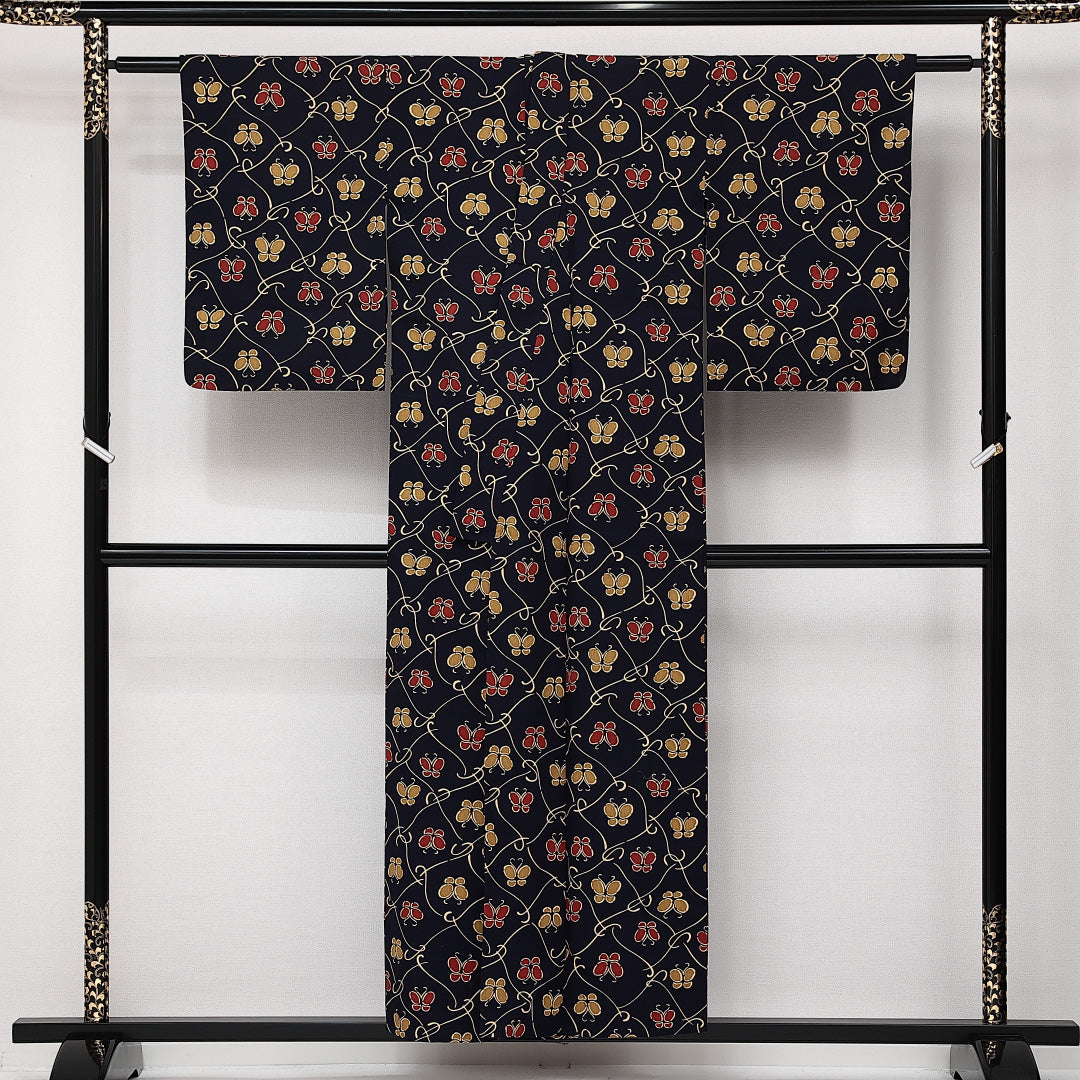 洗える着物 ウールの紬 単衣 身丈153cm 裄丈62cm ウール Sランク カジュアル バチ衿 Sサイズ 蝶 紺系 RP 1223-14176