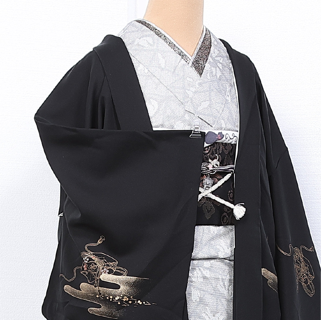 黒羽織 袷 身丈83cm 裄丈67cm 正絹 Sランク 一つ紋 (五三桐) セミフォーマル Mサイズ 刺繍 紐あり 鏡裏文 横笛 牡丹 紅葉 楓 黒系 RP 1233-11136