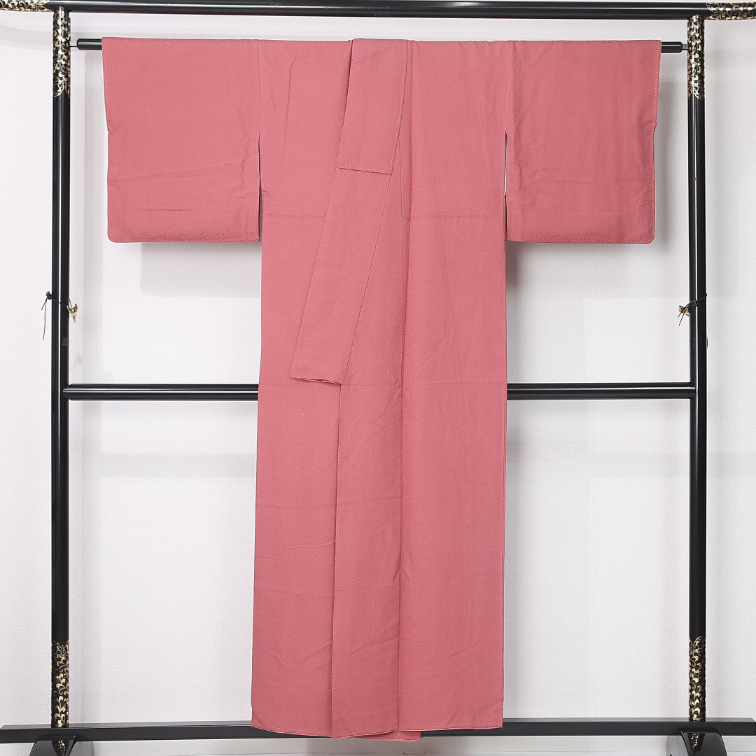 色無地 袷 身丈152cm 裄丈65cm 正絹 Aランク 一つ紋 (丸に上り藤) セミフォーマル 広衿 Sサイズ 無地 ピンク系 RP 1219-12431
