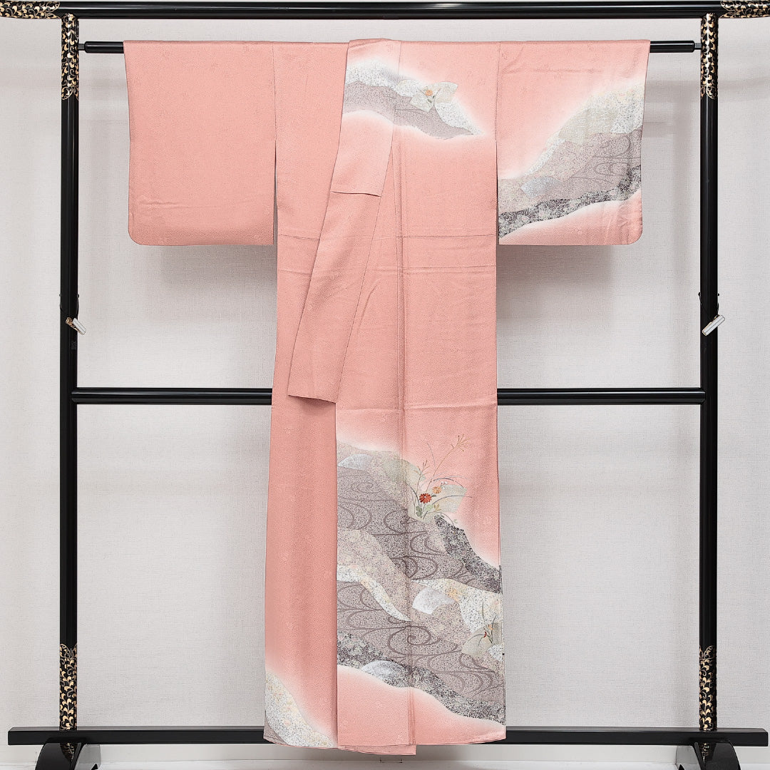 訪問着 袷 身丈153cm 裄丈62cm Cランク 正絹 広衿 Sサイズ セミフォーマル 地紋あり 紋意匠(紗綾型) 刺繍 観世水 菊 古典的 控え目 ピンク系 1212-14412