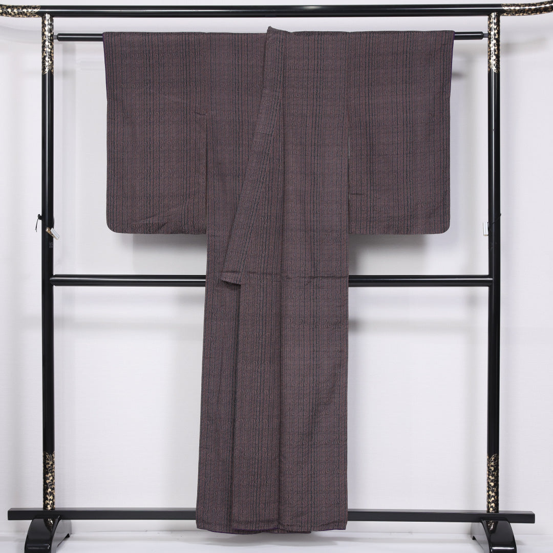 アンティーク 紬 袷 身丈156cm 裄丈61cm 正絹 Aランク 一つ紋 (五三桐) バチ衿 Mサイズ 縞 渦巻 紫系 RP 1223-11484