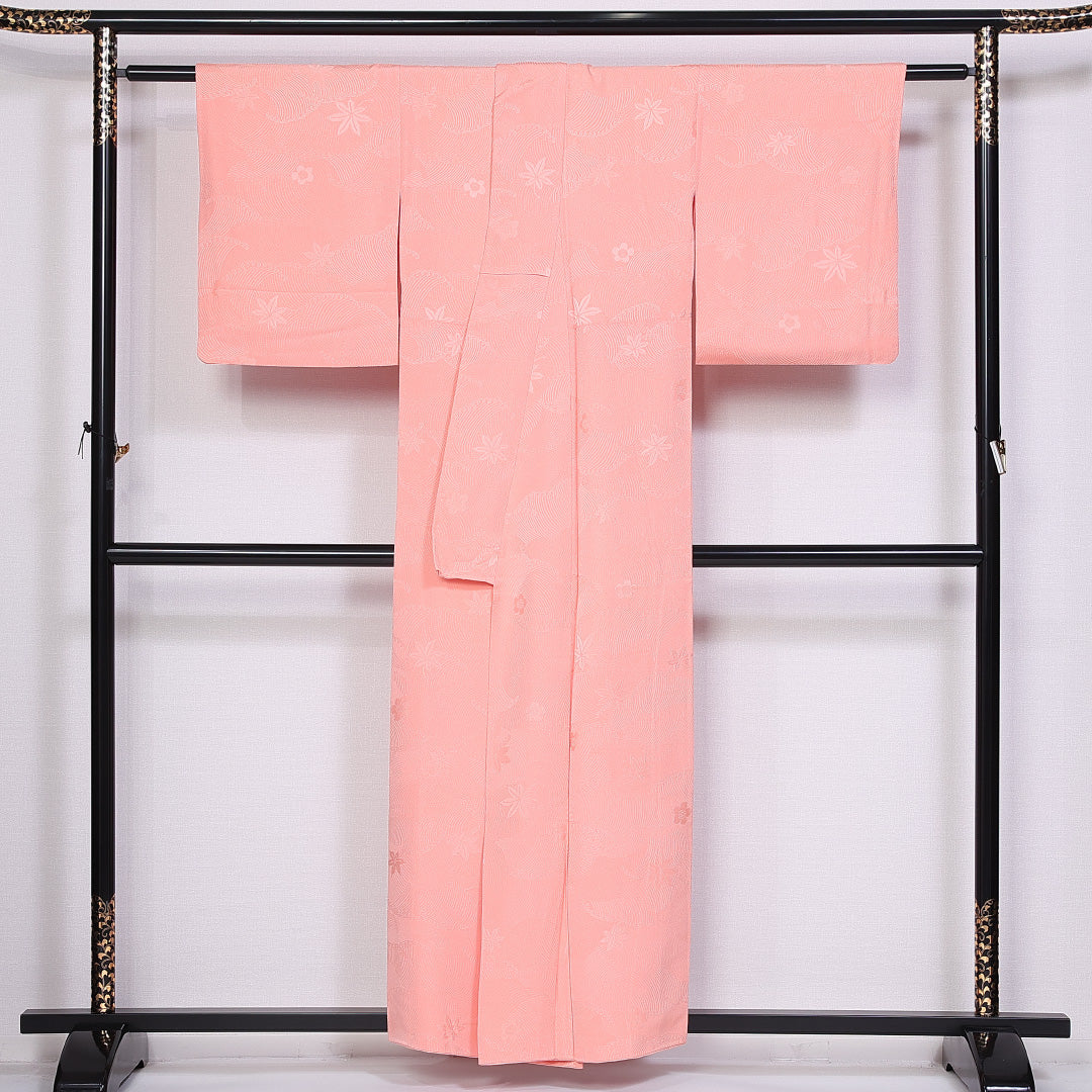 色無地 袷 身丈155cm 裄丈63cm 正絹 Sランク 一つ紋 (下り藤) セミフォーマル 広衿 Mサイズ 織り出し 梅 紅葉 波頭 ピンク系 RP 1219-10434