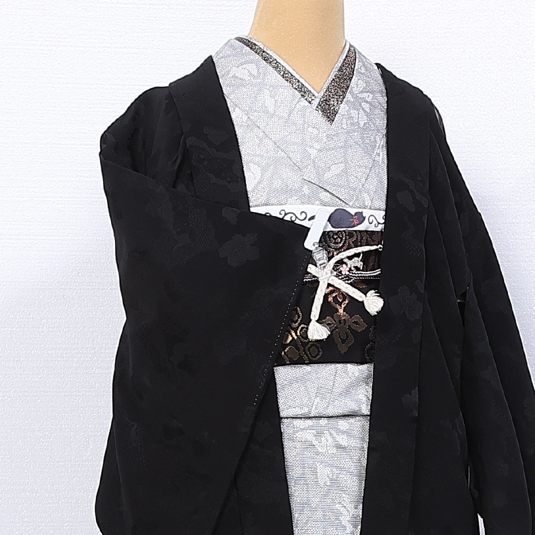 黒羽織 袷 身丈87cm 裄丈63cm 正絹 Sランク 一つ紋 (丸に四ツ目菱) 紋意匠 (桜) セミフォーマル Sサイズ 織り出し 紐あり 黒系 RP 1233-11087