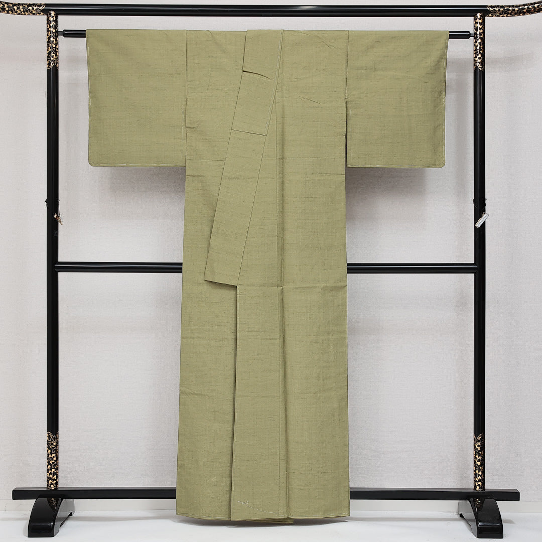 未使用品 結城紬 袷 身丈159cm 裄丈63cm 正絹 Sランク カジュアル 広衿 Mサイズ 証紙 しつけ糸 無地 緑系 UR 1223-14386