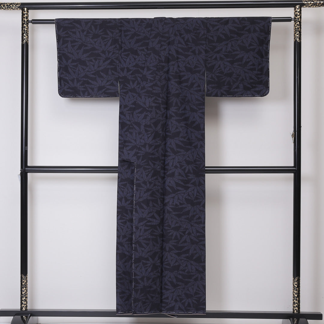 真綿紬 袷 身丈153cm 裄丈62cm 正絹 Sランク カジュアル バチ衿 Sサイズ 笹 紺系 RP 1223-03284