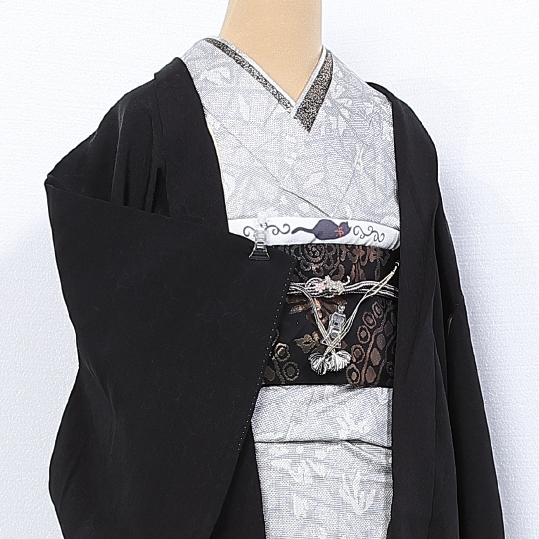 黒羽織 袷 身丈86cm 裄丈61cm 正絹 Sランク 一つ紋 (抱き茗荷) 紋意匠 (創作柄) セミフォーマル Sサイズ 紐あり 黒系 RP 1233-10298