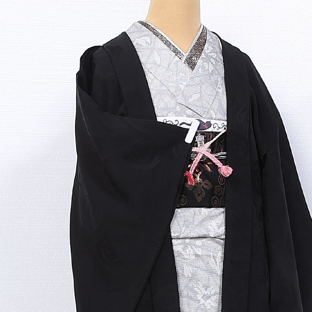 黒羽織 袷 身丈75cm 裄丈62cm 正絹 Sランク 一つ紋 (丸に三つ竜胆橘) 紋意匠 (薔薇) セミフォーマル Sサイズ 織り出し 紐あり 黒系 RP 1233-11078