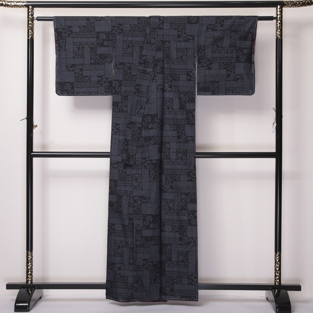 紬 袷 身丈160cm 裄丈62cm 正絹 Aランク Lサイズ バチ衿 カジュアル 十字亀甲 創作柄 紺系 1216-03563