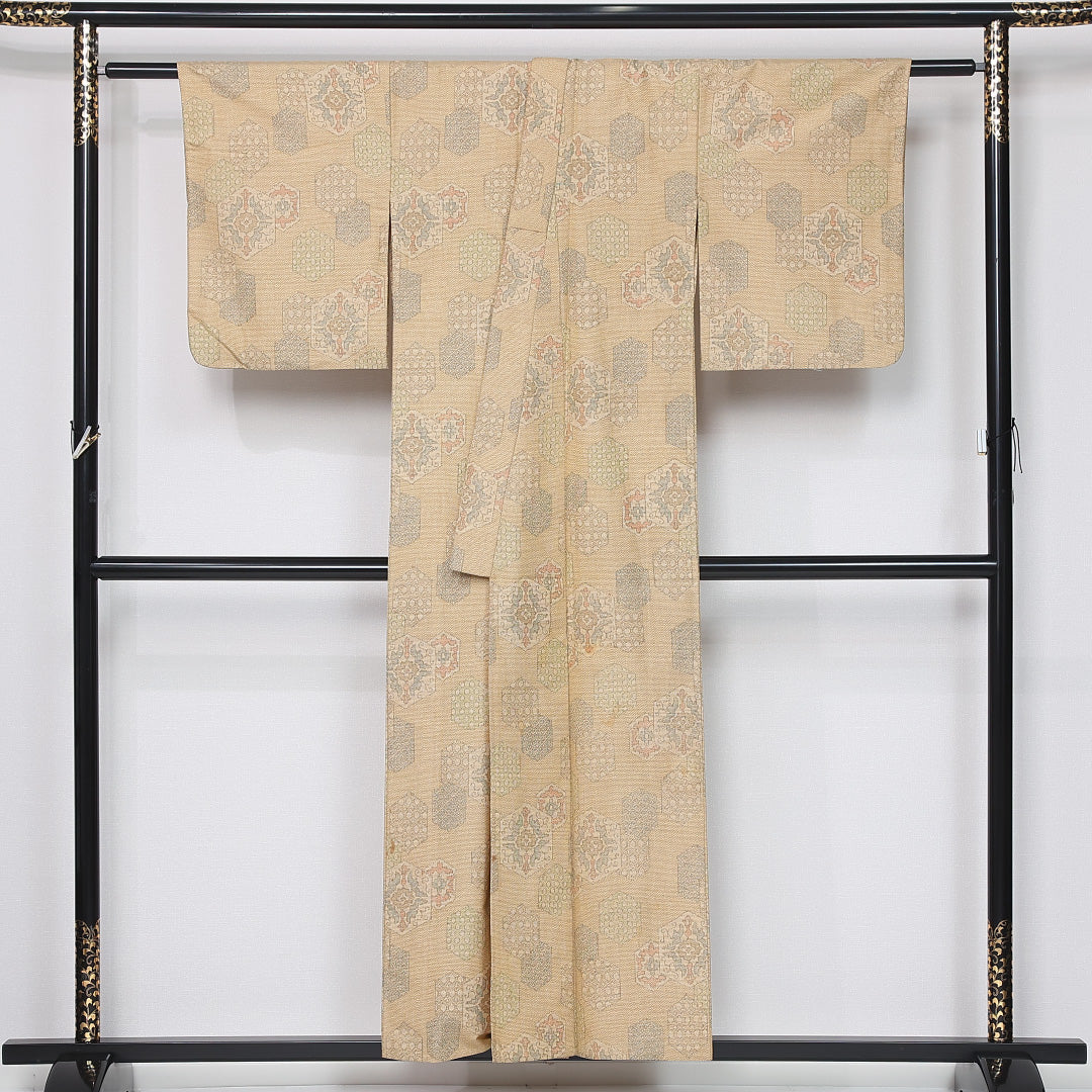 紬 身丈153cm 裄丈61.5cm Bランク S 正絹 単衣 バチ衿 肩当て 亀甲 カジュアル ベージュ系 1216-12149