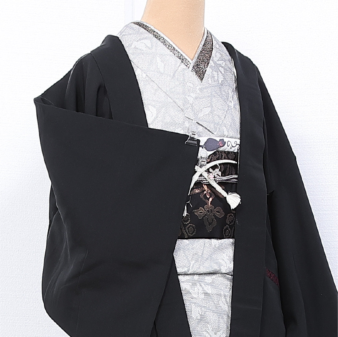 黒羽織 袷 身丈78cm 裄丈63cm 正絹 Aランク 一つ紋 (蔦) セミフォーマル Sサイズ 刺繍 紐あり 源氏車 黒系 M4 1233-11125
