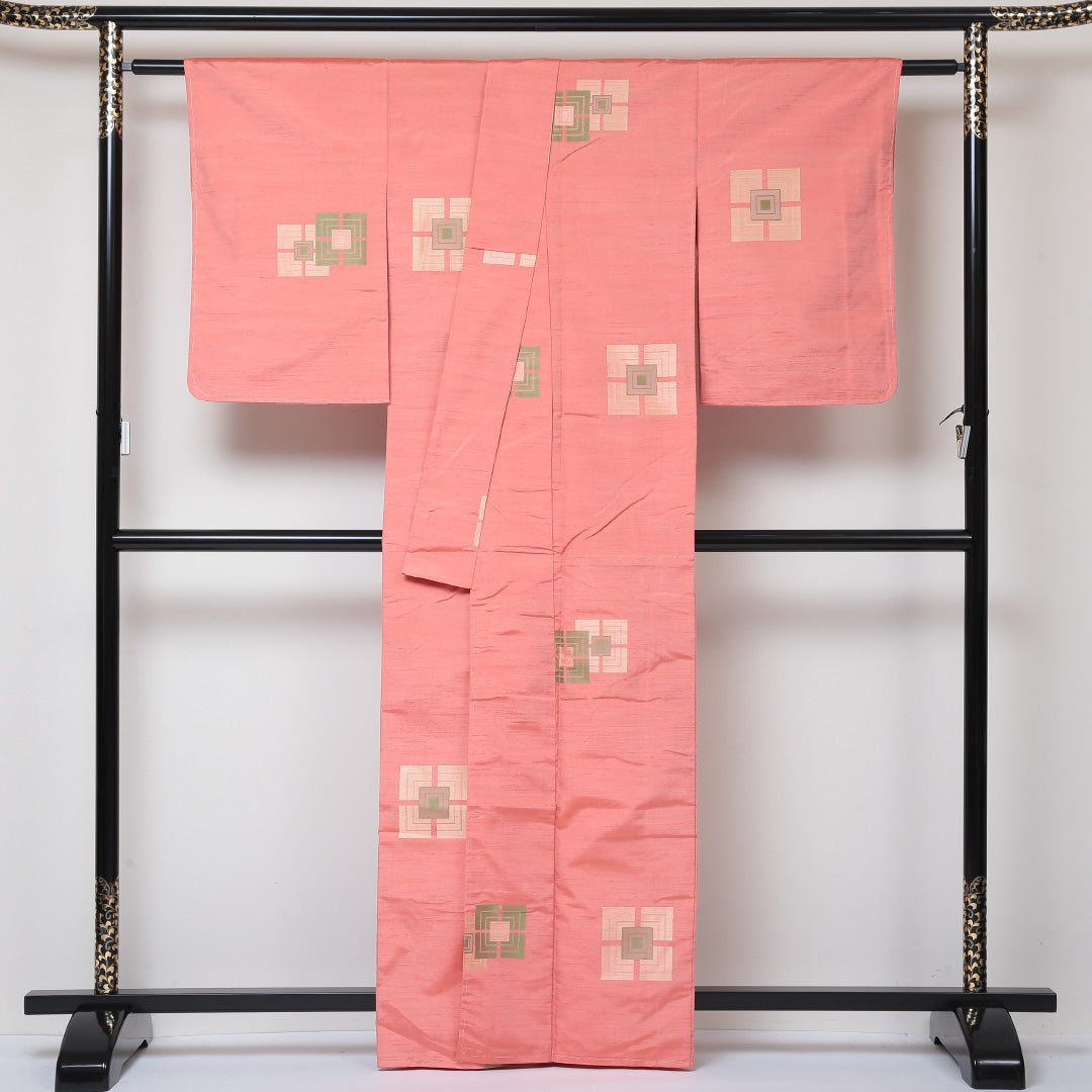 紬(飯田紬) 袷 身丈162cm 裄丈63cm 正絹 Aランク Lサイズ 広衿 インフォーマル しつけ糸 ピンク系 1216-03055