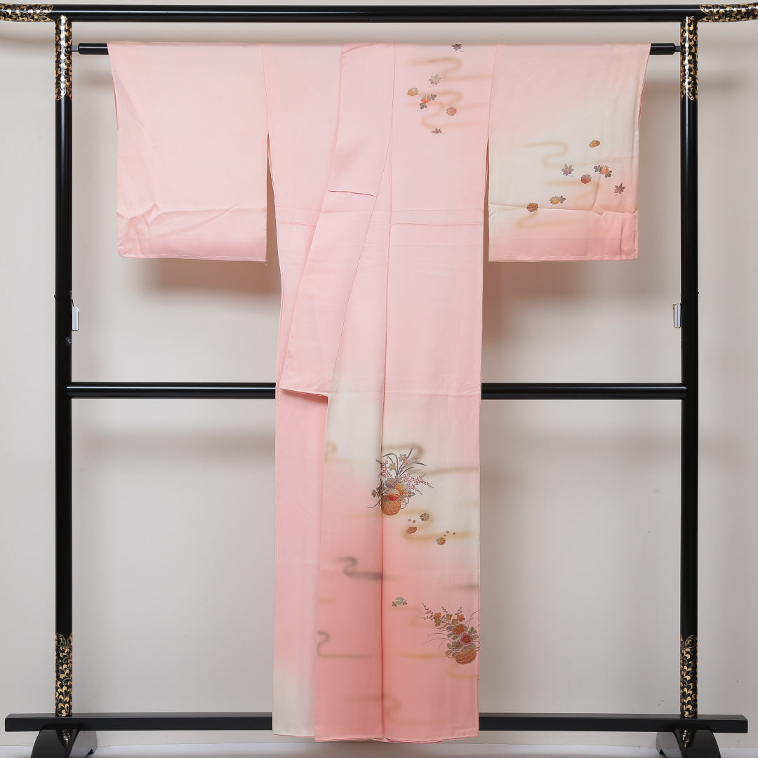 訪問着 袷 身丈155cm 裄丈65cm 正絹 Aランク セミフォーマル 広衿 Mサイズ ぼかし染 金彩 落款 花籠 エ霞 ピンク系 RP 1217-04336