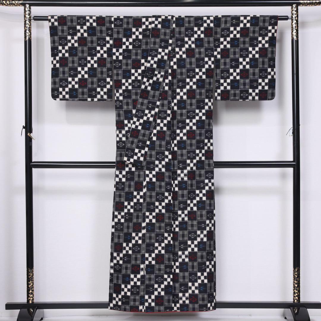 紬 袷 身丈153cm 裄丈63cm 正絹 Cランク カジュアル 広衿 Sサイズ 燕 黒系 HP 1223-11516